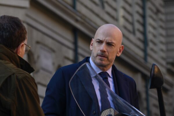 Cinaglia uccide alice Filippo Nigro nei panni di Amedeo Cinaglia in una scena di Suburra 3. Credits: Netflix.