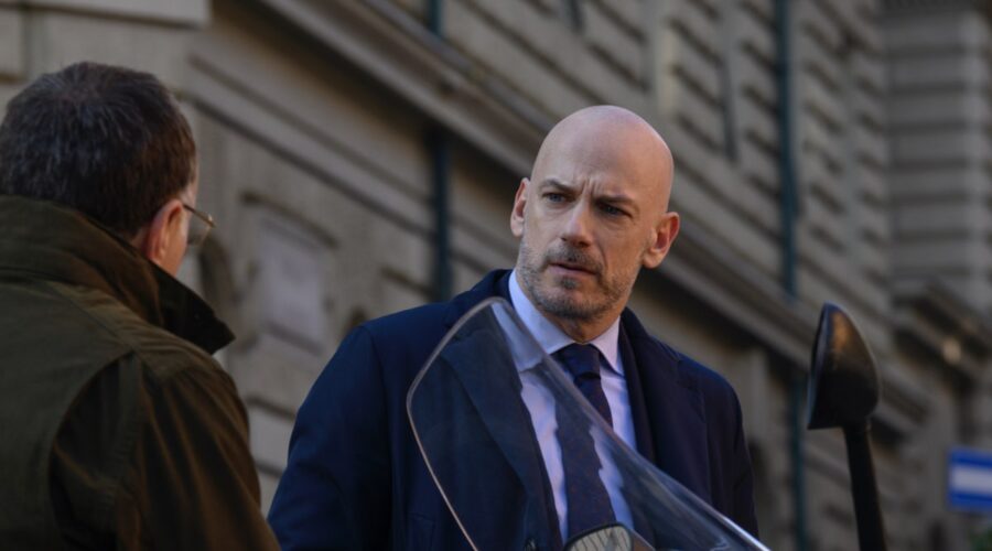 Cinaglia uccide alice Filippo Nigro nei panni di Amedeo Cinaglia in una scena di Suburra 3. Credits: Netflix.
