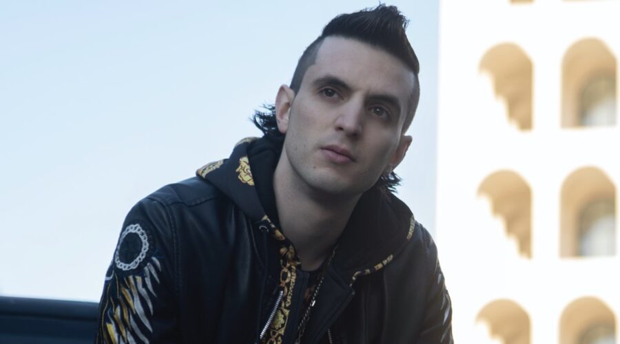 Giacomo Ferrara nei panni di Spadino in una scena di Suburra 3. Credits: Netflix.