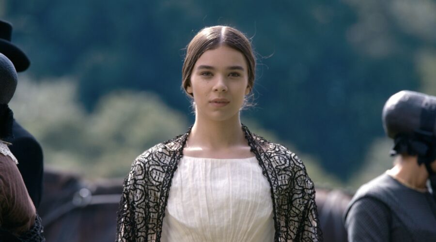 Hailee Steinfeld in una scena della prima stagione di Dickinson, in streaming su Apple TV+.