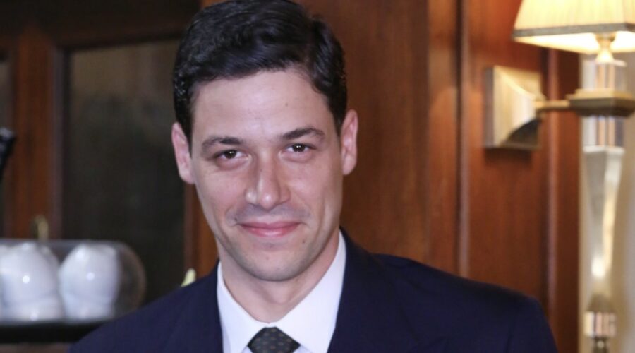 Il Paradiso delle Signore 4 Cosimo Bergamini interpretato da Alessandro Cosentini, qui in un posato Credits RAI