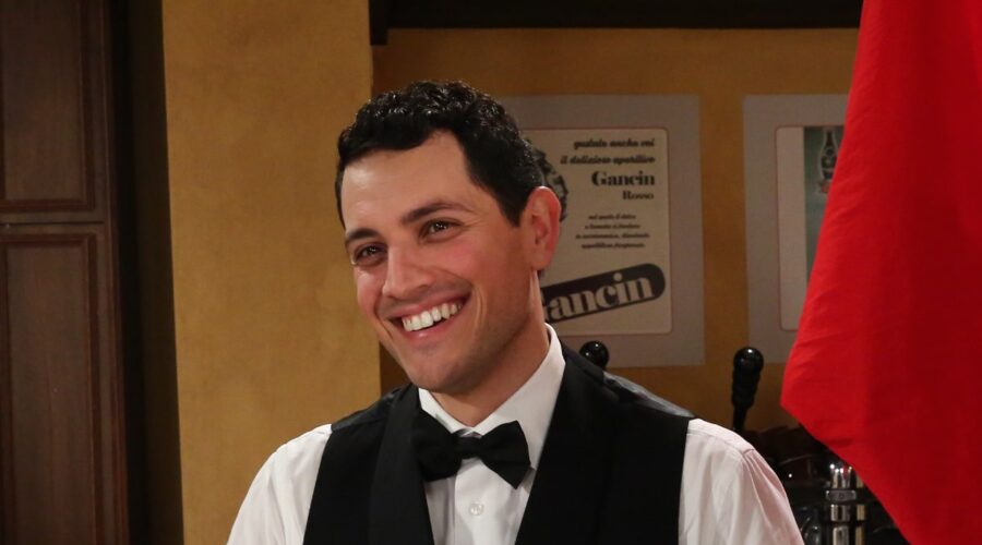 Il Paradiso delle Signore 4 Salvatore Amato interpretato da Emanuel Caserio, qui in Caffetteria Credits P. Bruni e RAI