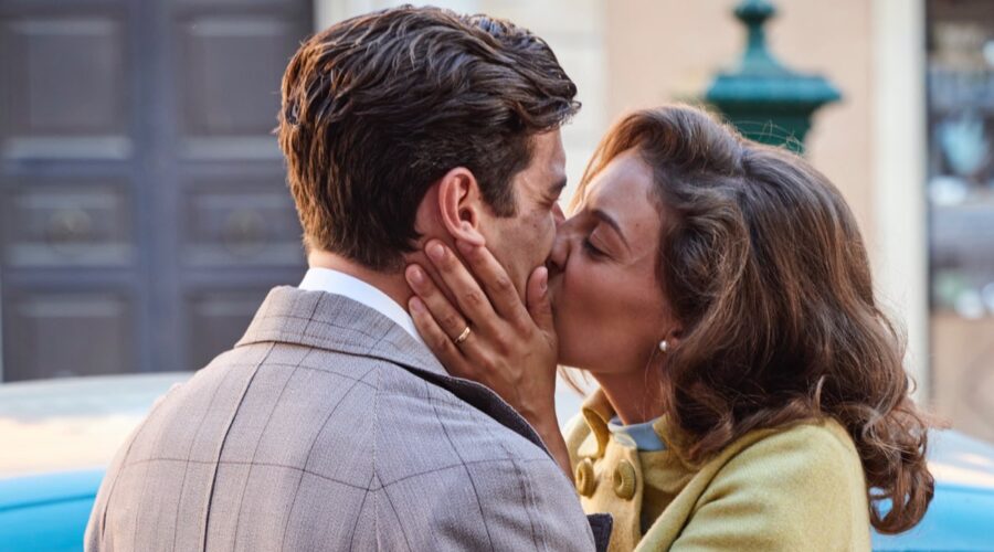 Il Paradiso delle Signore 4 il bacio tra Riccardo e Nicoletta in piazzetta, interpretati da Enrico Oetiker e Federica Girardello Credits RAI