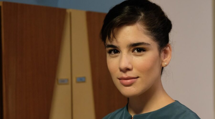 Il Paradiso delle Signore 5 Stefania Colombo con la divisa da Venere interpretata da Grace Ambrose, qui in un posato Credits P. Bruni e RAI