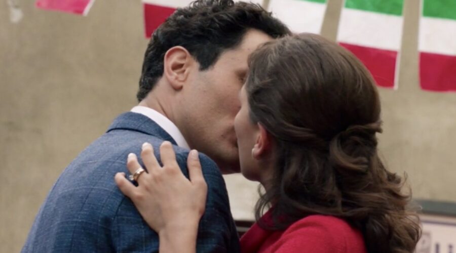 Il Paradiso delle Signore 5 il bacio di Vittorio e Marta interpretati da Alessandro Tersigni e Gloria Radulescu nella puntata 1 Credits RAI