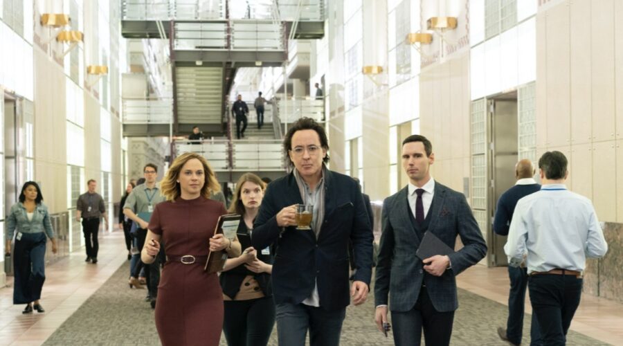 Da sinistra: John Cusack e Cory Michael Smith in una scena di Utopia. Credits: Elizabeth Morris/Amazon Studios