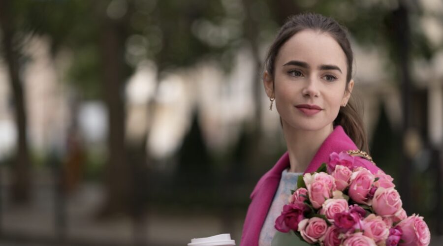 Lily Collins nei panni di Emily nel quarto episodio di Emily In Paris. Credits: Stephanie Branchu/Netflix