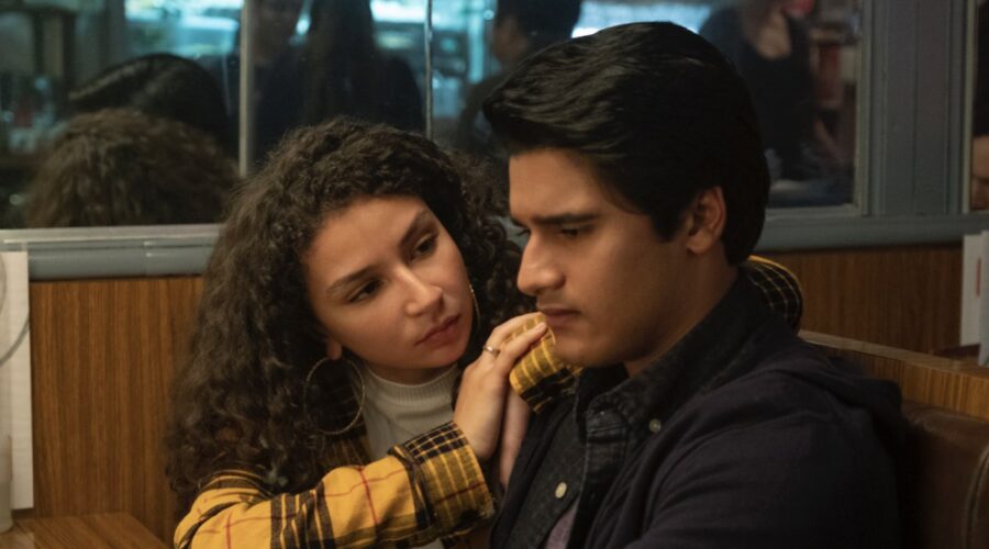 Da sinistra: Marcela Avelina (Flora Mejia) e Amir Bageria (Sid Pakam) nel terzo episodio di Grand Army. Credits: Jasper Savage/Netflix.