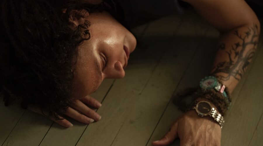 Sasha Lane nei panni di Jessica Hyde in una scena di Utopia episodio 8. Credits: Amazon Studios.