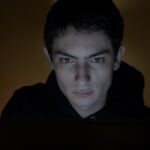 Théo Fernandez (Lux) in una scena di Stalk. Credits: RaiPlay/Slash.