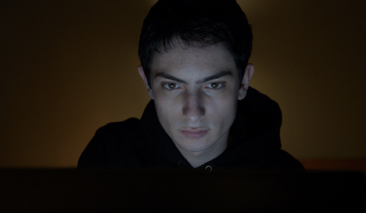 Théo Fernandez (Lux) in una scena di Stalk. Credits: RaiPlay/Slash.