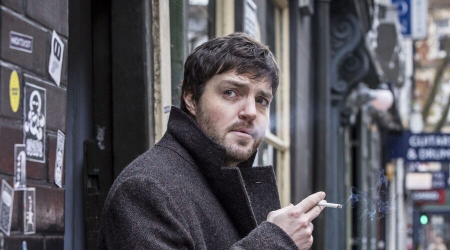 Tom Burke è Cormoran Strike in Strike serie tv Credits Warner Bros. Entertainment, Inc e Mediaset
