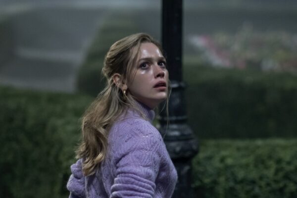 Victoria Pedretti nei panni di Dani Clayton in una scena di The Haunting of Bly Manor. Credits: Eike Schroter/Netflix.