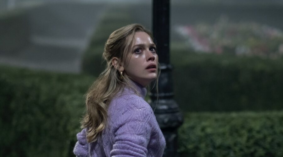 Victoria Pedretti nei panni di Dani Clayton in una scena di The Haunting of Bly Manor. Credits: Eike Schroter/Netflix.