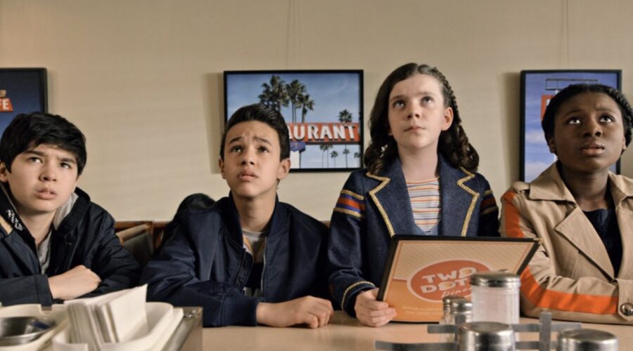 Isaac Arellanes (Ruben), Justin Sanchez (Curtis), Hannah Levinson (Donna) e Amadi Chapata (Chevon) Ne Lo Scrittore Fantasma. Credits: Apple Tv Plus