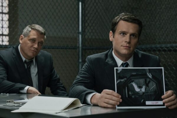 Da sinistra: Holt McCallany e Jonathan Groff in una scena di “Mindhunter”. Credits: Patrick Harbron/Netflix.