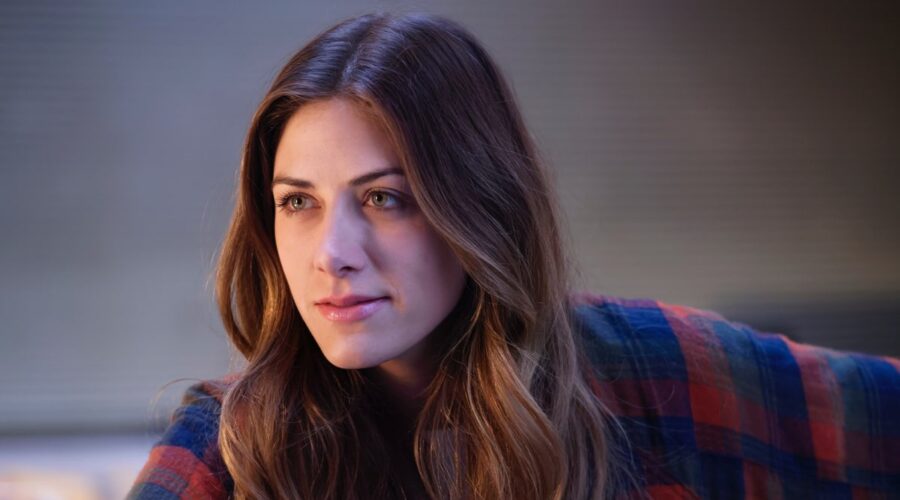 Perry Mattfeld In Una Scena Di 