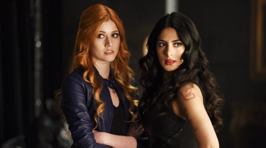 shadowhunters clary e izzie courtesy of everett collection