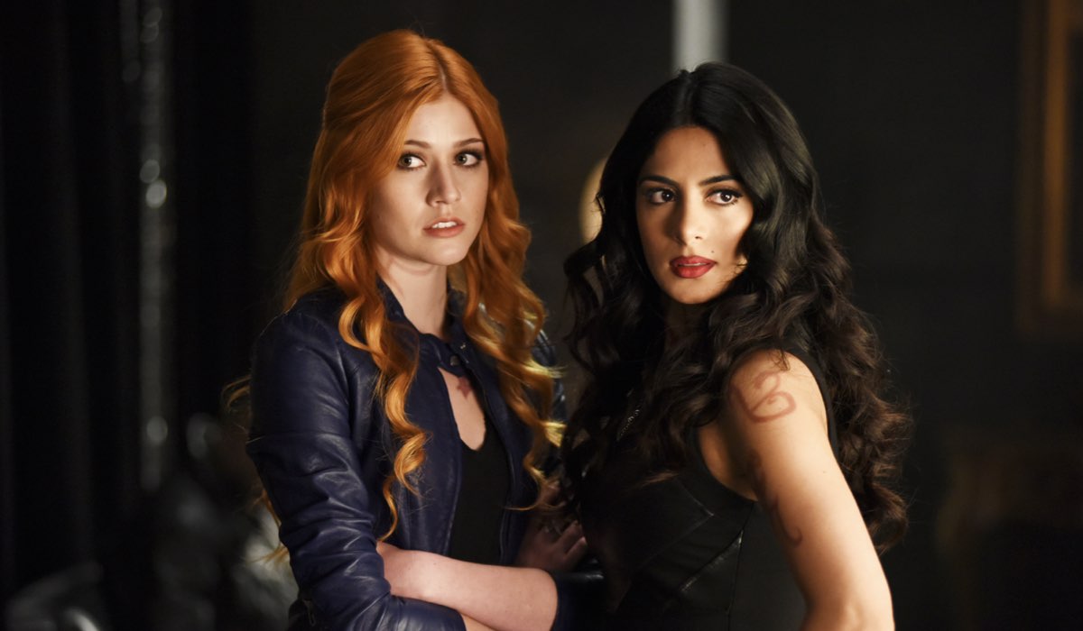 shadowhunters clary e izzie courtesy of everett collection