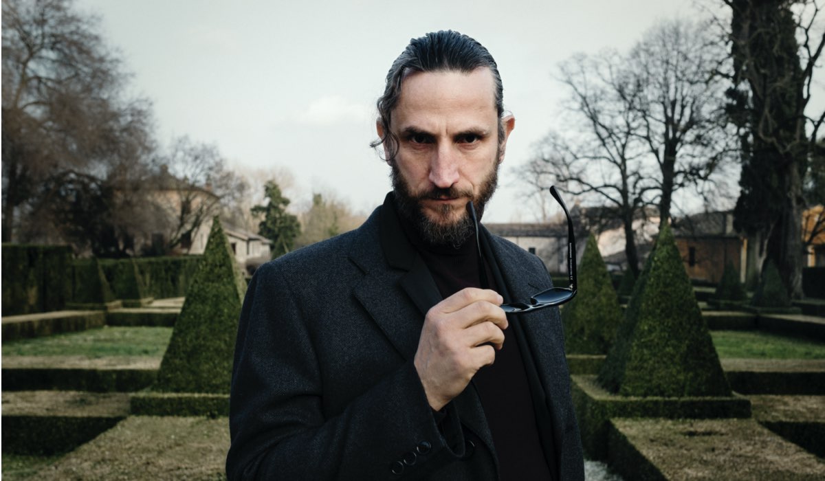 Andrea Gherpelli è Pellegrini ne L'alligatore Credits RAI