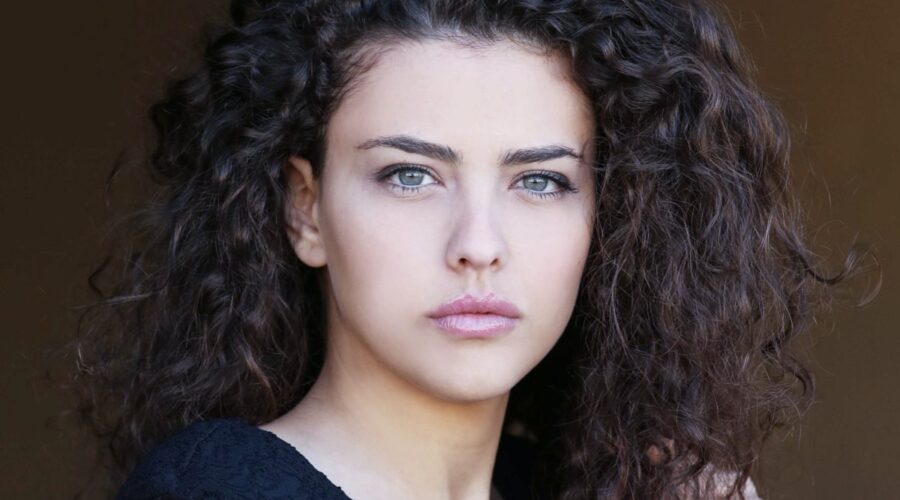 Chiara Russo interpreta la dolce Maria Puglisi ne Il Paradiso delle Signore Daily, qui in un posato Credits RAI