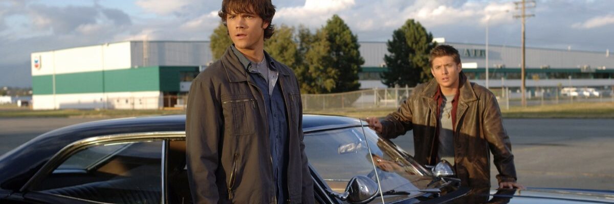 Da sinistra: Jared Padalecki (Sam) e Jensen Ackles (Dean) in Supernatural. Credits: Spike.