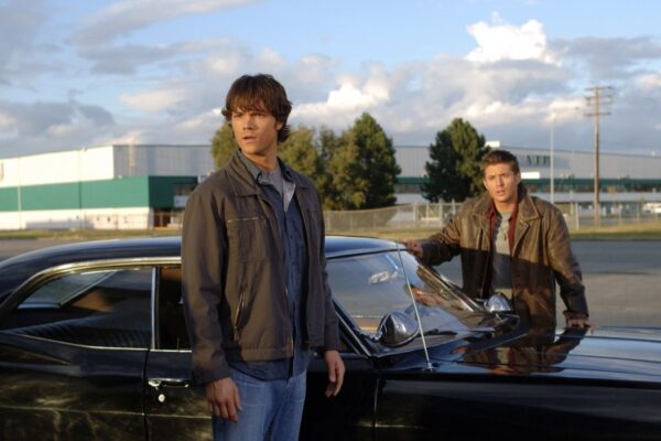 Da sinistra: Jared Padalecki (Sam) e Jensen Ackles (Dean) in Supernatural. Credits: Spike.
