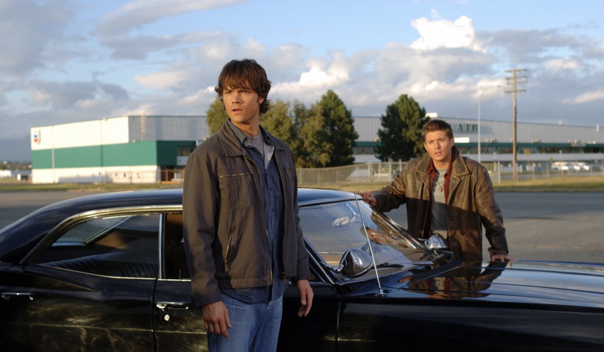 Da sinistra: Jared Padalecki (Sam) e Jensen Ackles (Dean) in Supernatural. Credits: Spike.