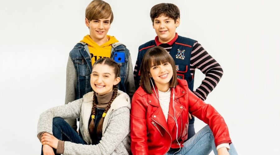 Da sinistra Margherita Rebeggiani, Fabio Bizzarro, Lucrezia Santi e Mario Luciani sono i protagonisti de I Cavalieri di Castelcorvo, Credits Disney Italia