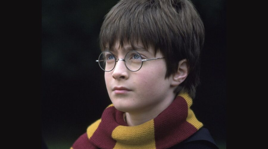 Daniel Radcliffe è Harry in Harry Potter e la pietra filosofale. Credits: Warner Bros e Mediaset.