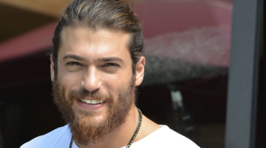 Daydreamer CAN YAMAN nei panni di CAN DIVIT, qui in un posato Credits GLOBAL TELIF HAKLARI YAPIMCILIK TIC. A.S. e Mediaset