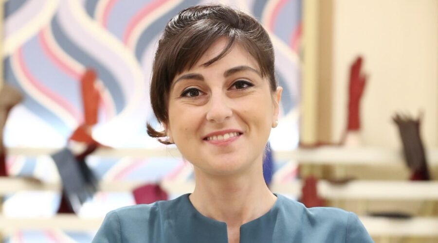 Elisa Cheli interpreta la venere Paola Galletti ne Il Paradiso delle Signore, qui in un posato per la stagione Daily 2 Credits RAI