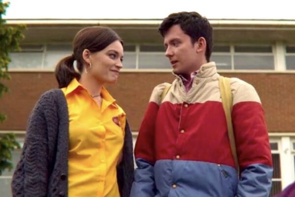 Emma Mackey e Asa Butterfield sono Maeve e Otis in Sex Education 2 credits Netflix