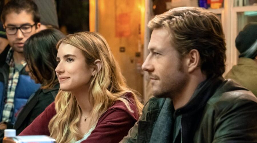 Emma Roberts è Sloane Reed e Luke Bracey è Jackson in Holidate credits Steve Dietl e Netflix