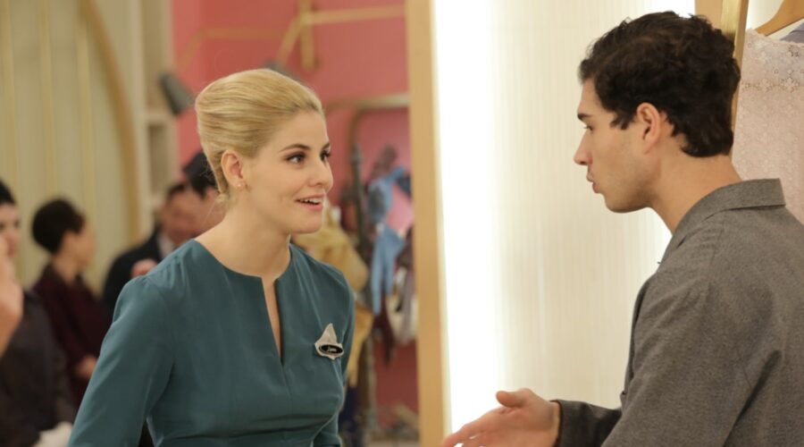 Il Paradiso delle Signore 4 Laura Parisi e Rocco Amato interpretati rispettivamente da Arianna Montefiori e Giancarlo Commare Credits P. Bruni e RAI