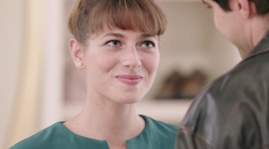 Il Paradiso delle Signore 5 Roberta Pellegrino interpretata da Federica De Benedittis, qua mentre parla con Marcello nella puntata 27 Credits RAI