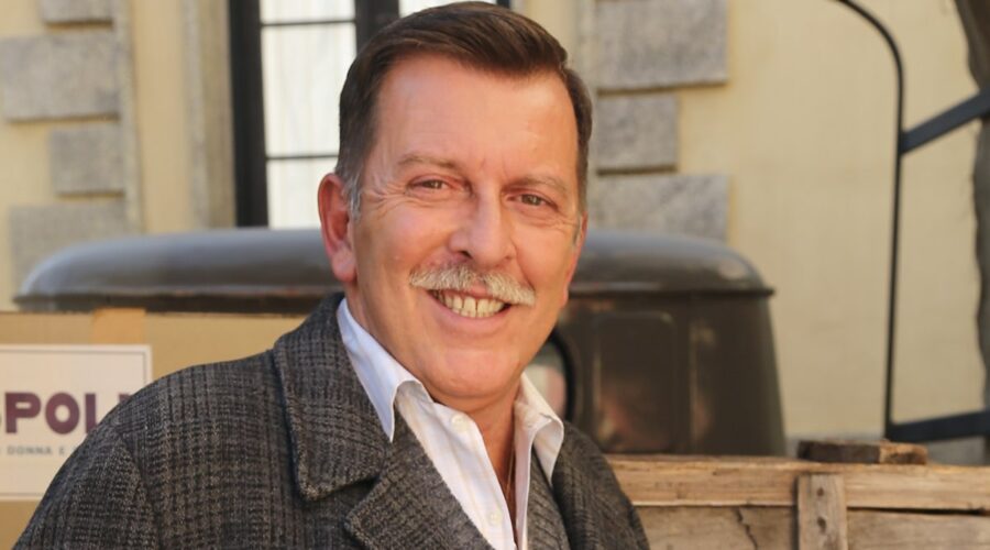 Il Paradiso delle Signore Pietro Genuardi interpreta Armando Ferraris, qui in un posato per la stagione 4 Credits RAI