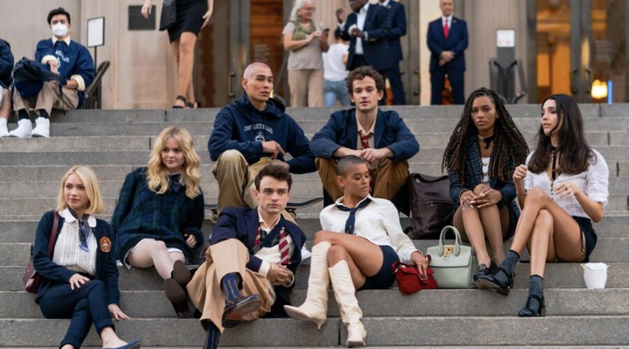 Da sinistra a destra: Tavi Gevinson, Emily Alyn Lind, Evan Mock, Thomas Doherty, Eli Brown, Jordan Alexander, Savannah Lee Smith and Zion Moreno durante le riprese di Gossip Girl. Credits: Gotham/GC Images.