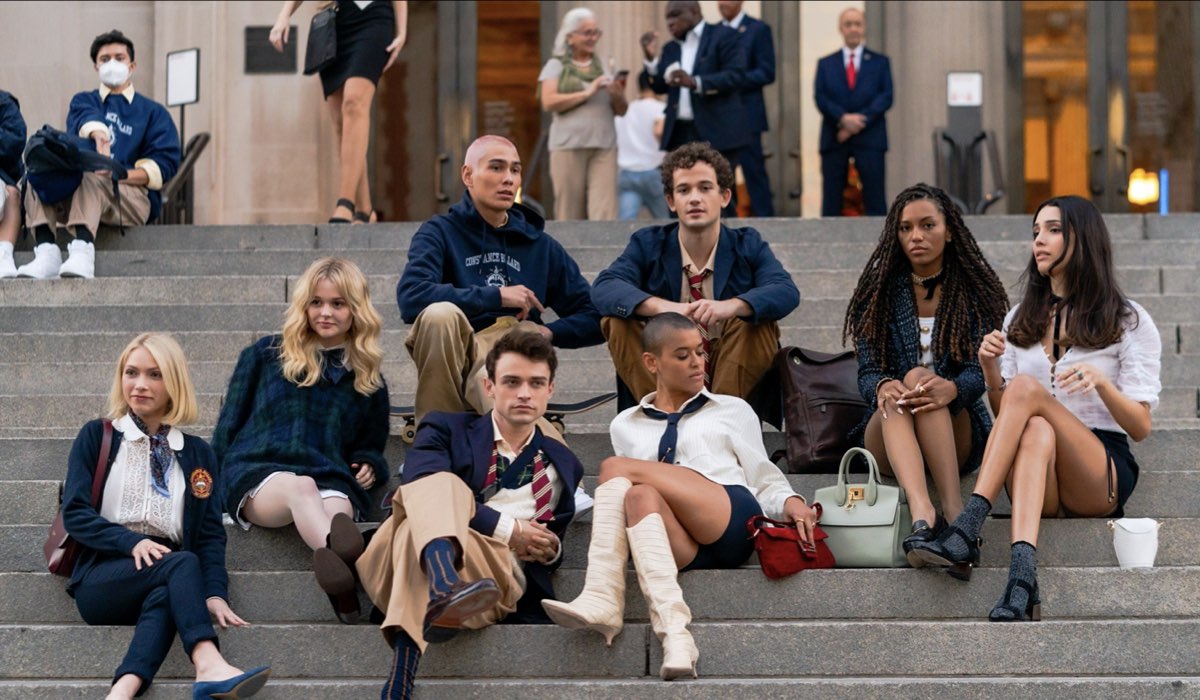 Da sinistra a destra: Tavi Gevinson, Emily Alyn Lind, Evan Mock, Thomas Doherty, Eli Brown, Jordan Alexander, Savannah Lee Smith and Zion Moreno durante le riprese di Gossip Girl. Credits: Gotham/GC Images.