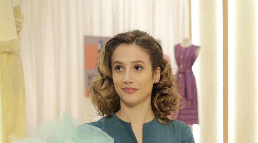 Mariavittoria Cozzella interpreta Dora Vianello ne Il Paradiso delle Signore, qui in una scena della stagione Daily 2 Credits P. Bruni e RAI