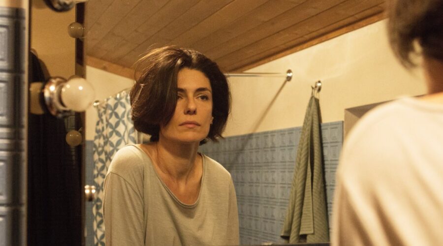 Vite in fuga Silvia che diventa Anna interpretata da Anna Valle Credits RAI