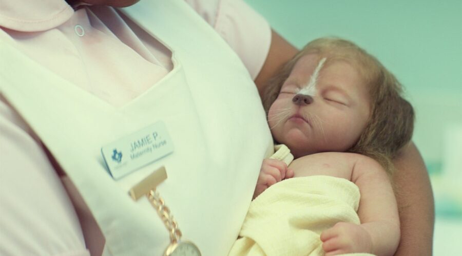 Un ibrido neonato in una scena di “Sweet Tooth”. Credits: Kirsty Griffin/Netflix.