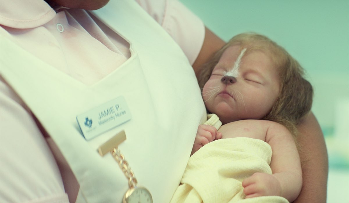 Un ibrido neonato in una scena di “Sweet Tooth”. Credits: Kirsty Griffin/Netflix.
