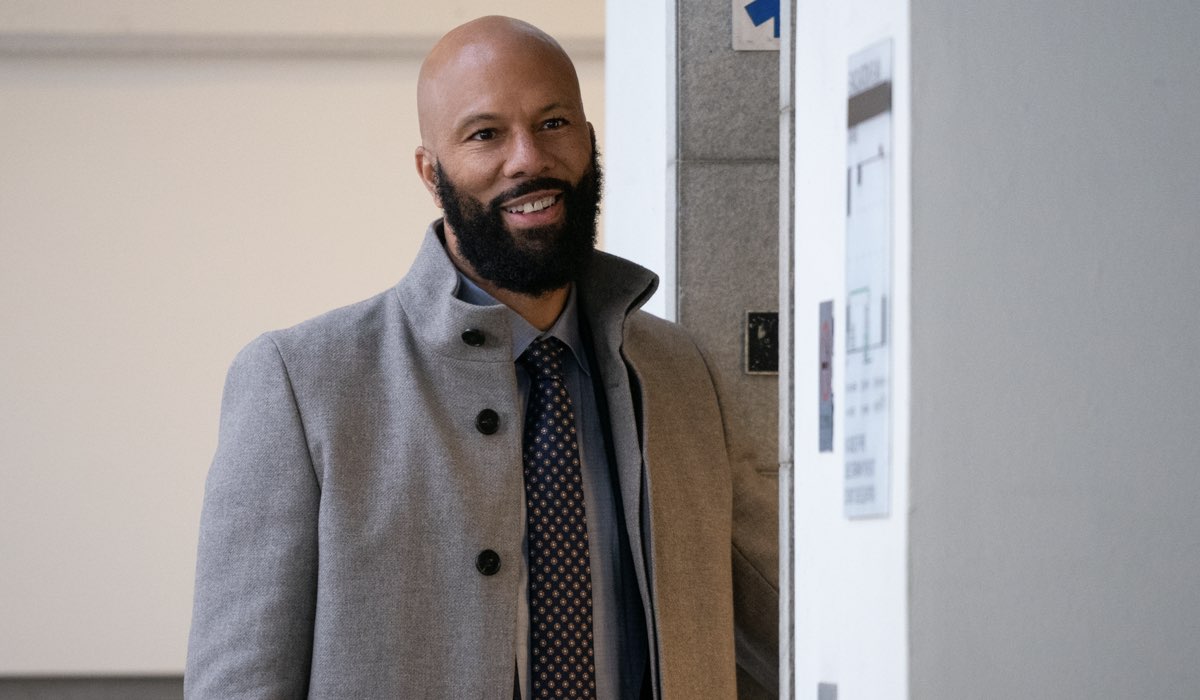 Il rapper Common nei panni del dottor Chris Jackson in Non Ho Mai 2. Credits: Isabella B. Vosmikova/Netflix.