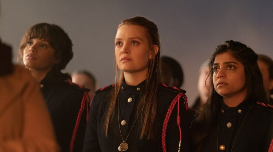 Da sinistra: Jessica Sutton e Annie Jacob in Motherland Fort Salem. Credits: Freeform/David Bukach.