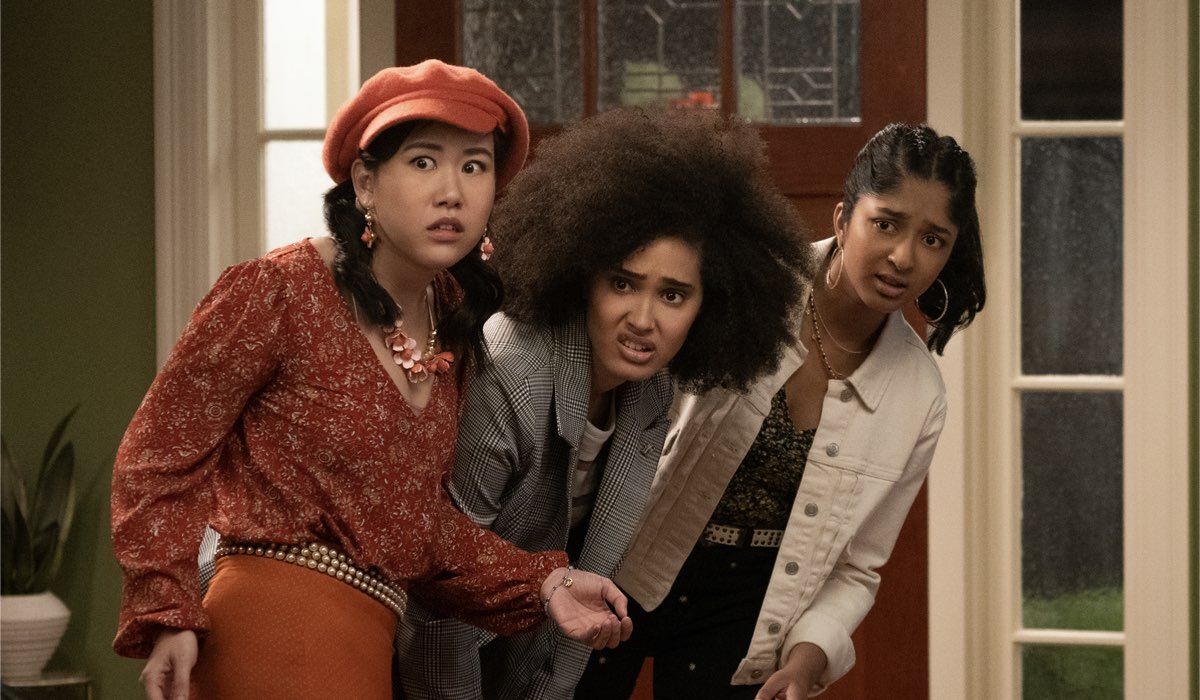 Da sinistra: Ramona Young (Eleanor), Lee Rodriguez (Fabiola) e Maitreyi Ramakrishnan (Devi) in Non Ho Mai 2. Credits: Isabella B. Vosmikova/Netflix.