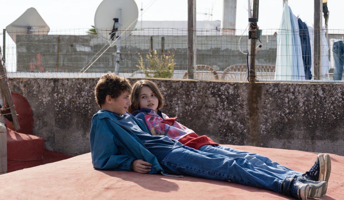 Da sinistra: Daniel (Alfredo Cerrone) e Matilda (Azzurra Iacone) nel 1998 in “Generazione 56k”. Credits: Netflix.
