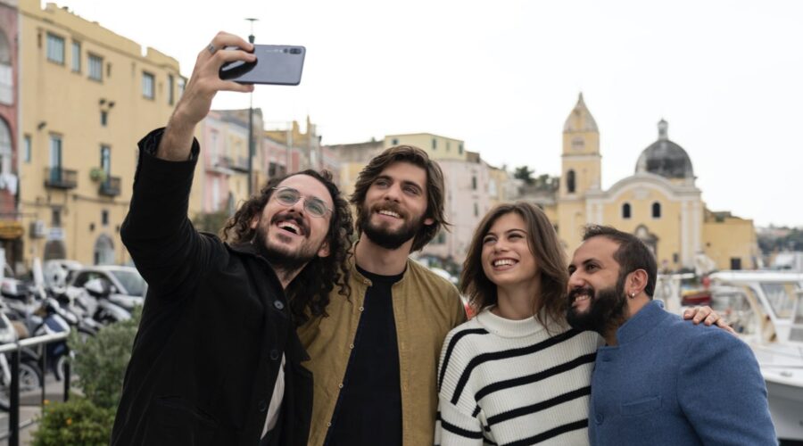 Da sinistra: Gianluca Fru (Luca), Angelo Spagnoletti (Daniel), Cristina Cappelli (Matilda) e Fabio Balsamo (Sandro). Credits: Netflix.