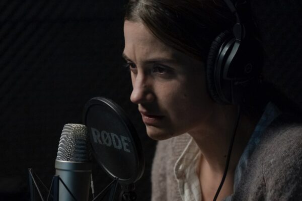 La protagonista in una scena di Equinox. Credits: Tine Harden/Netflix.