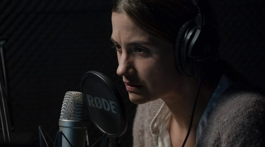 La protagonista in una scena di Equinox. Credits: Tine Harden/Netflix.